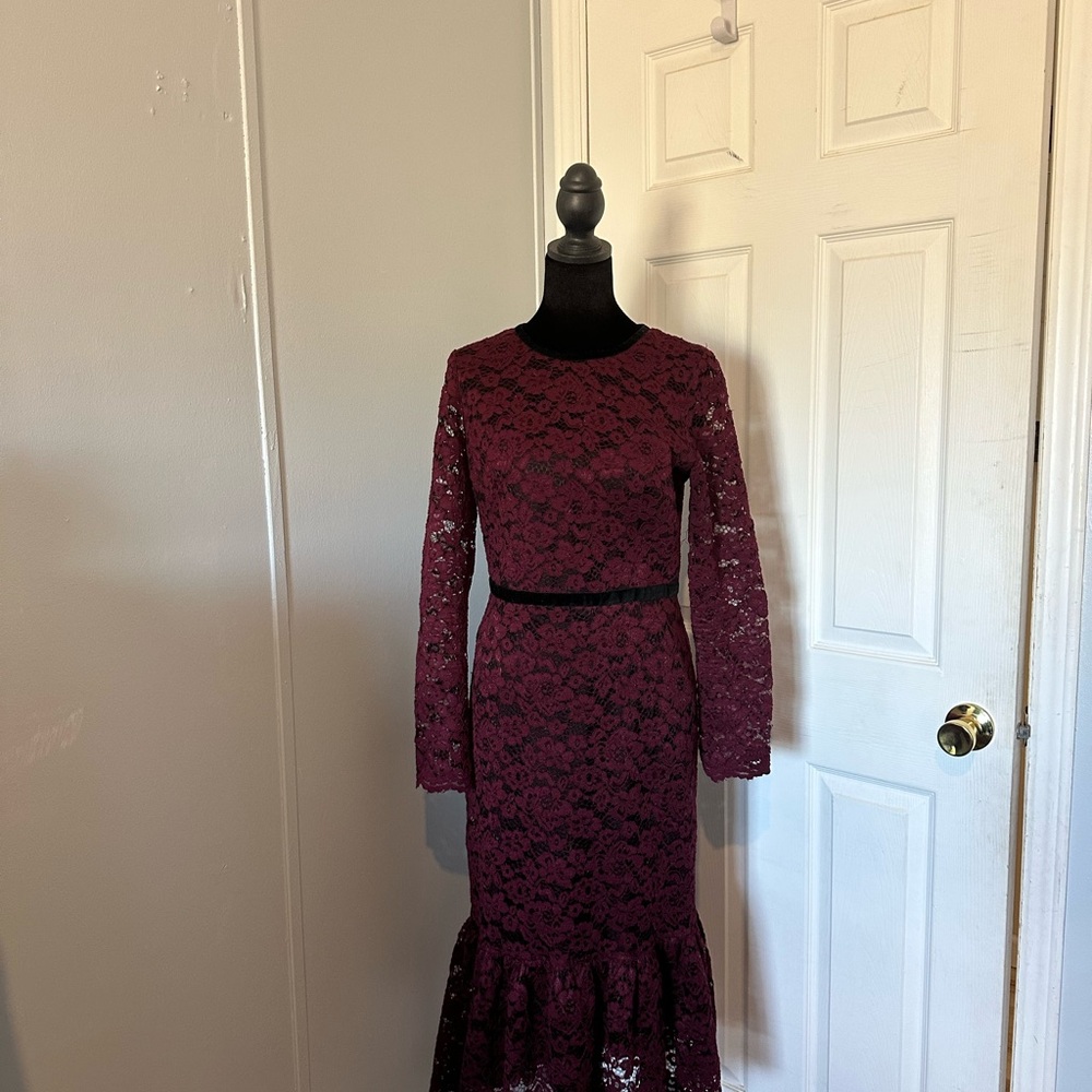 Maggie London size 6 Elegant Women's Lace Long-Sleeve Midi Dress in Burgundy